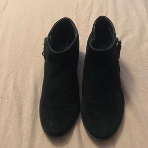 Vionic ankle booties with tassels